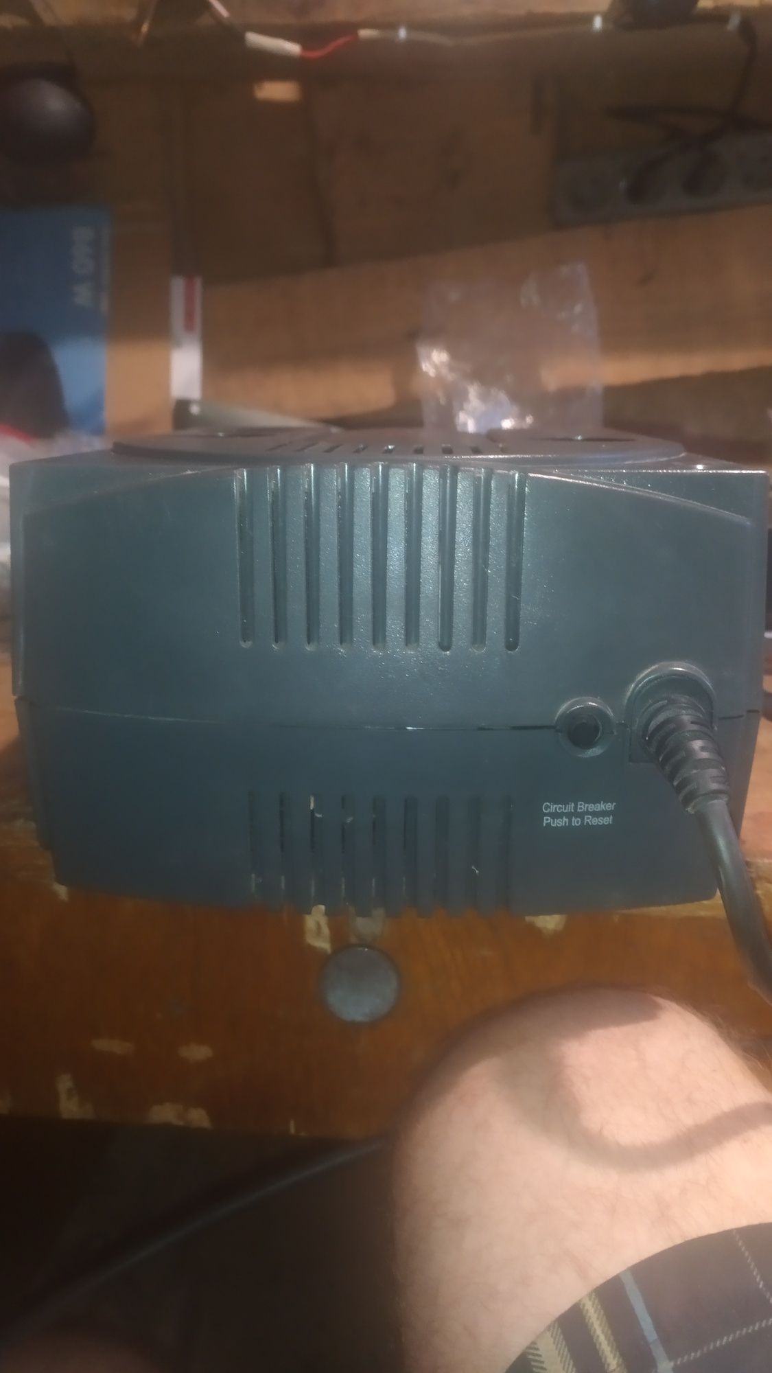 Блок безперебійного живлення APC BE525-RS