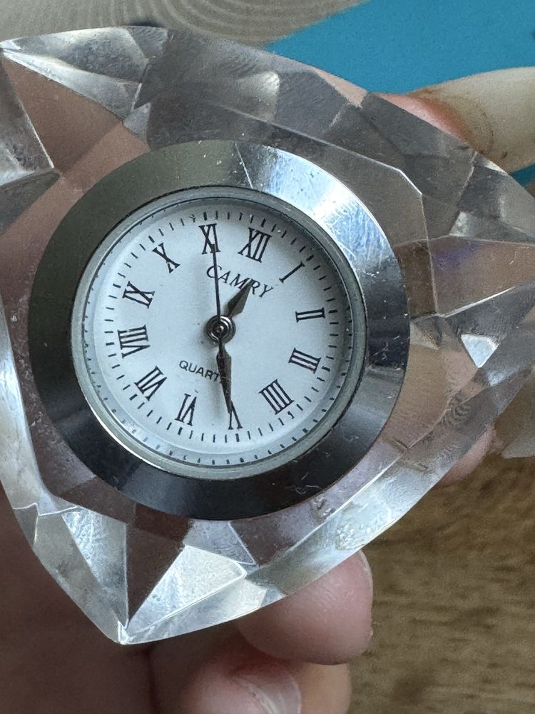 krysztalowy zegarek stolowy z mechanizmem kwarcowym - elegancki