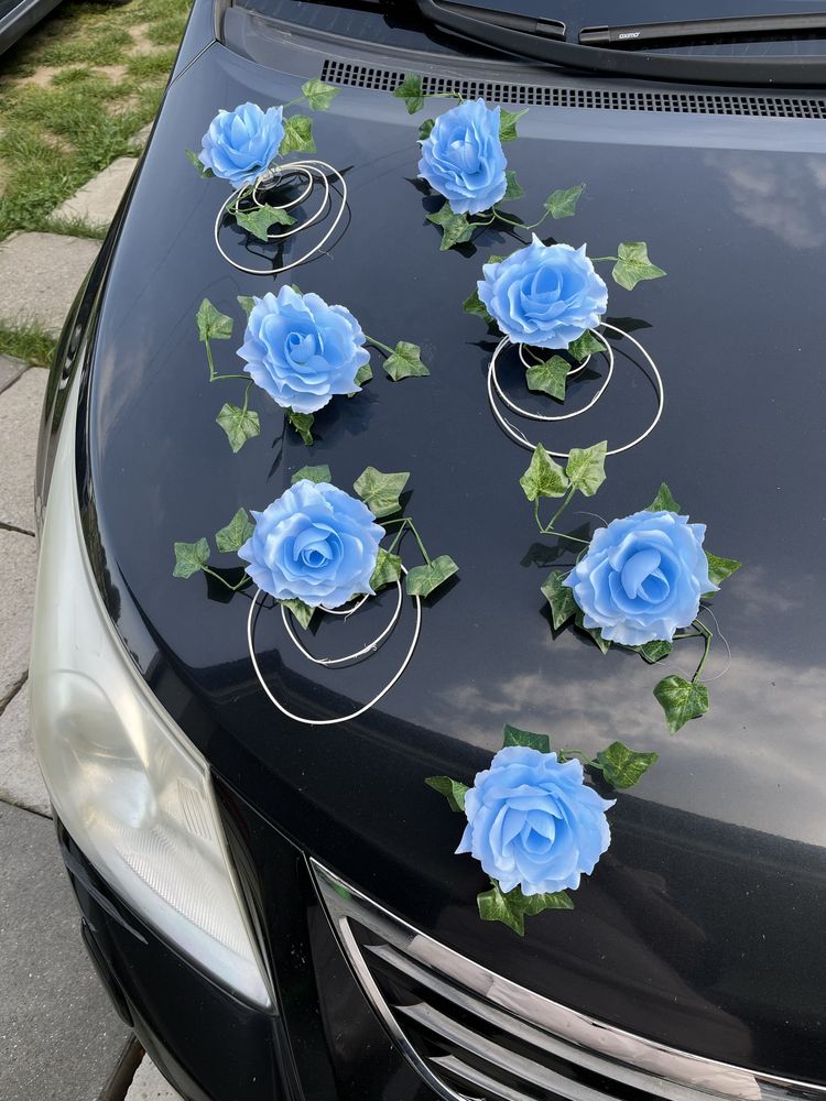 Niebieska dekoracja samochodu stroiki na auto ślubne