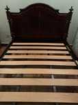 Cama casal + mesa cabeceira
