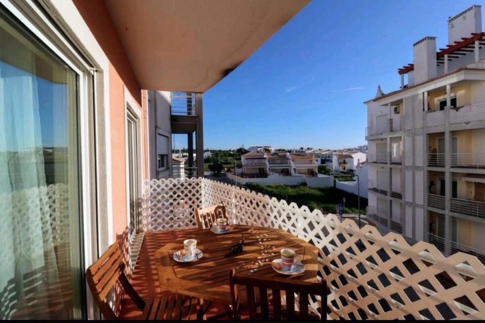 Apartamento T2 para ferias condominio fechado com garagem