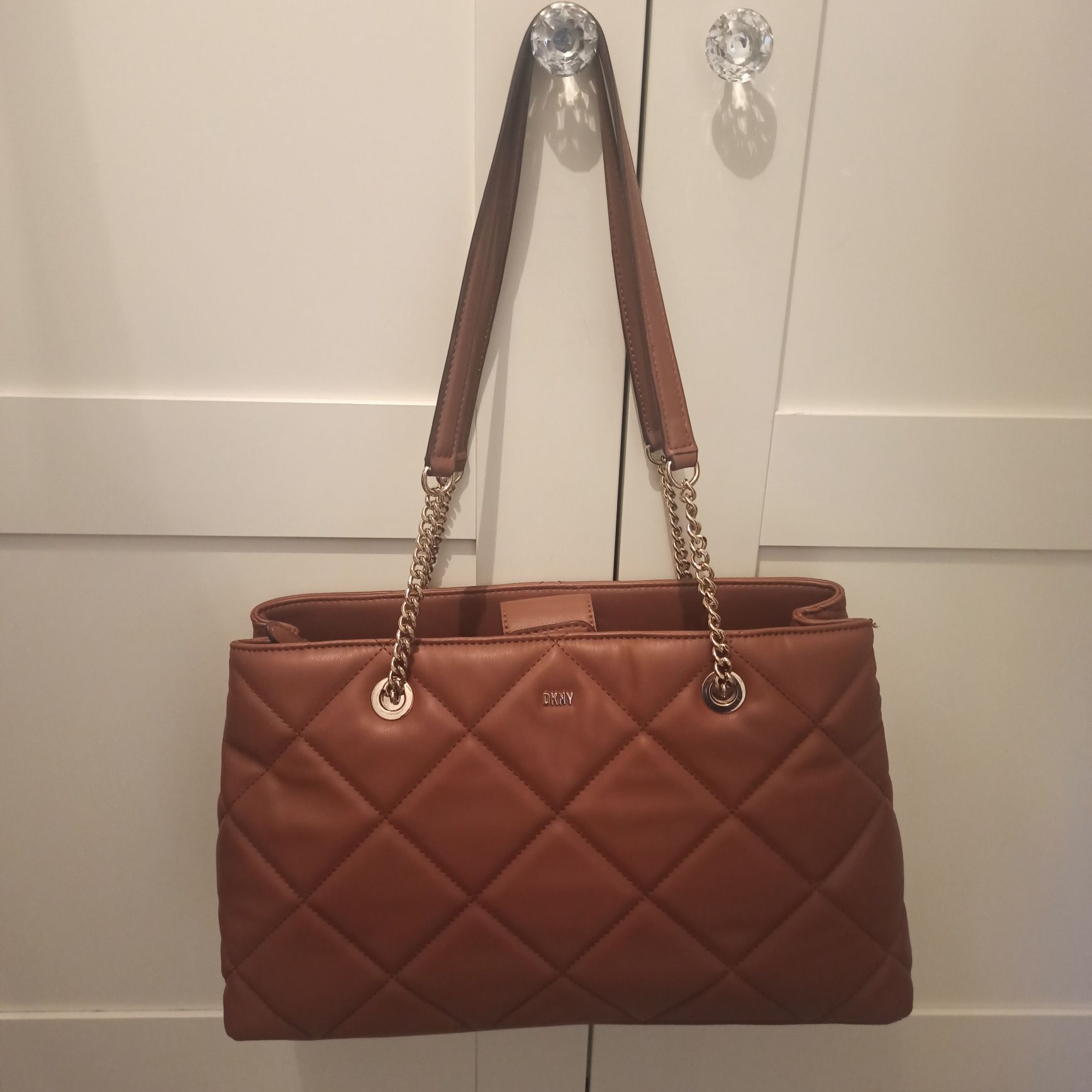 DKNY pikowana karmelowa torebka
