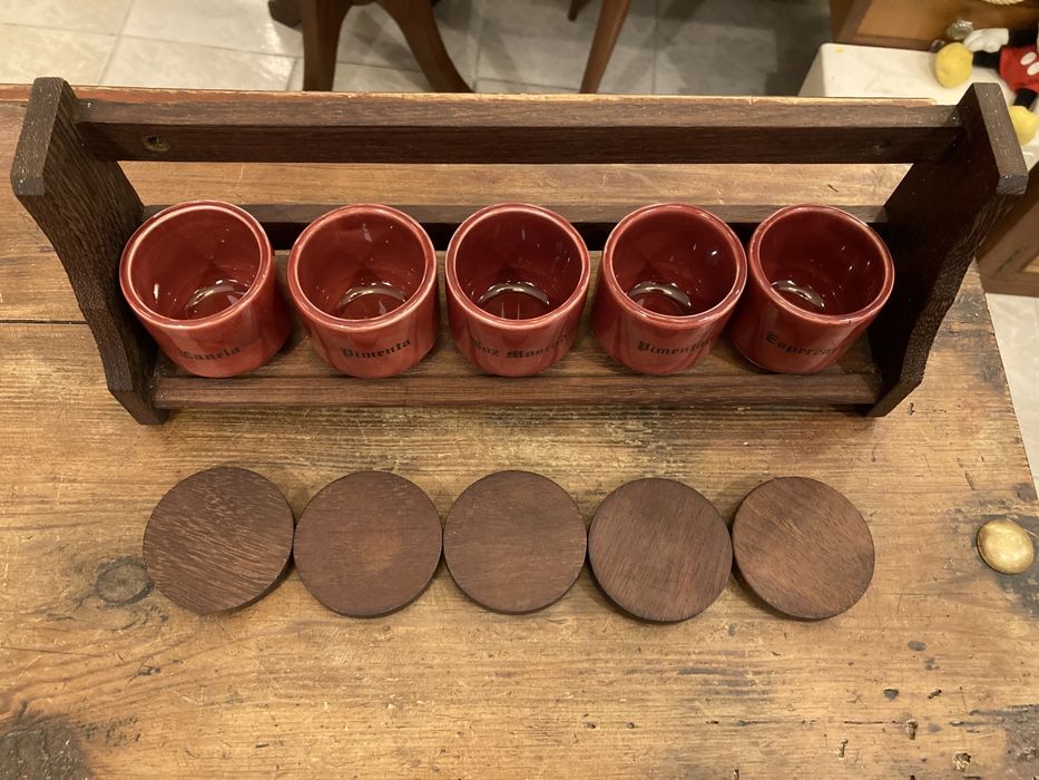 Conjunto potes especiarias SECLA com suporte e tampas em madeira