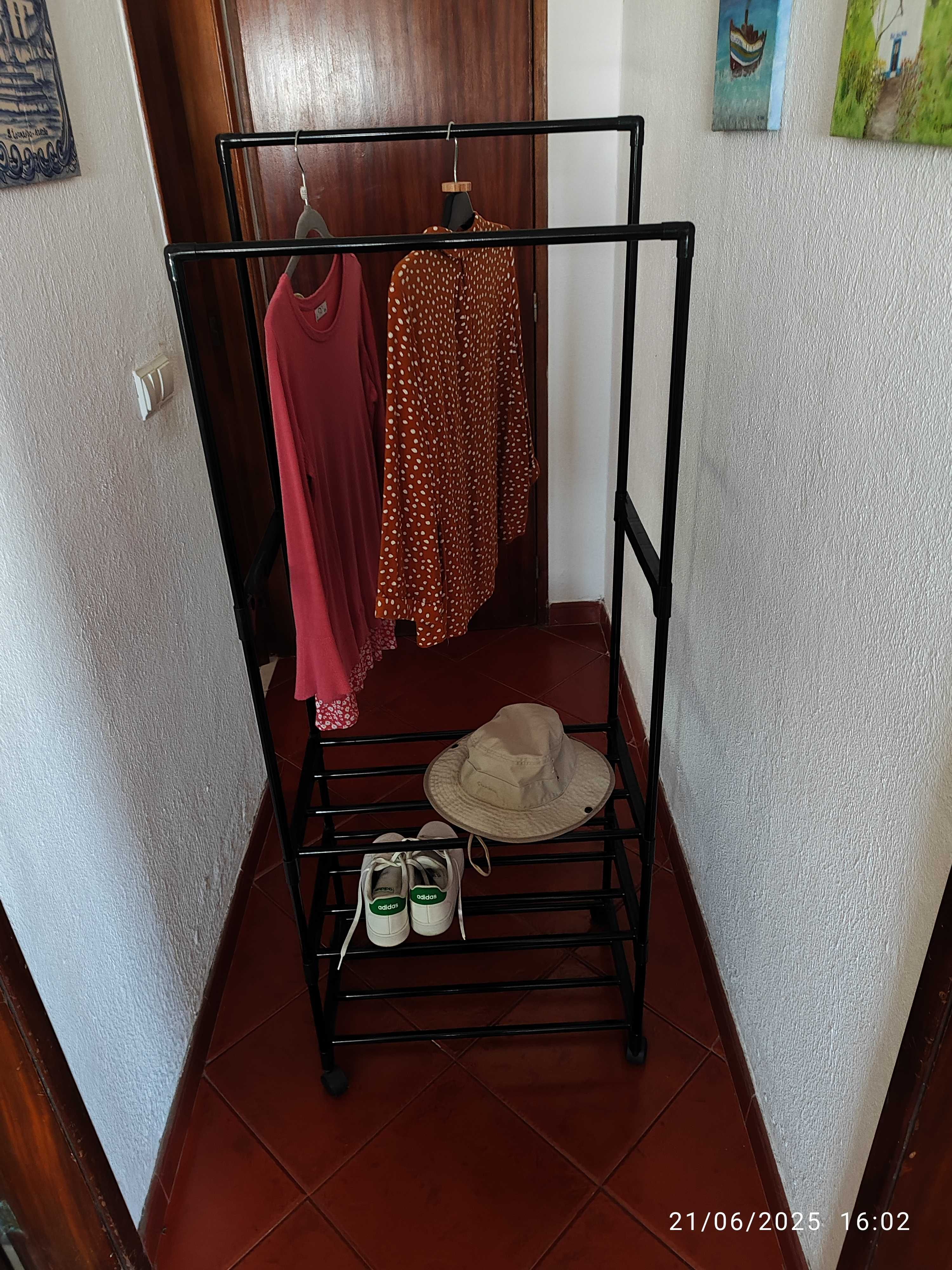 Cabide para roupas, sapatos e outras necessidades.