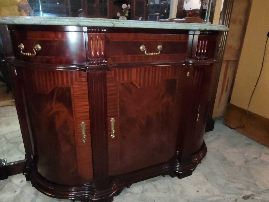 Consola em madeira com tampo em pedra com enorme espelho