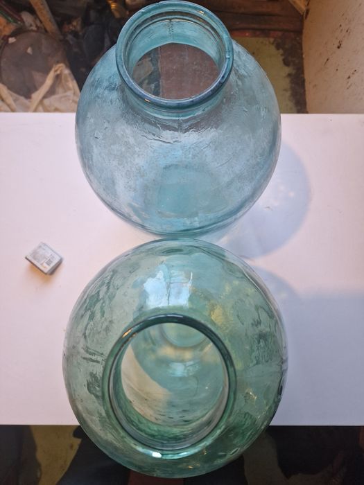 Продам 10 литровые банки в хорошем состоянии  за две