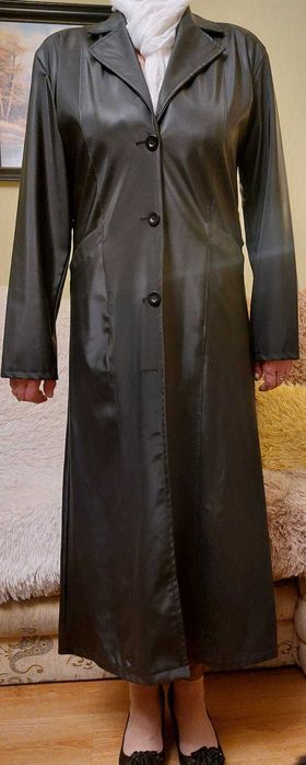 Czarny płaszczyk nieprzemakalny rozmiar 40/ 42