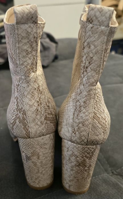 Botki we  wzór skóry węża
