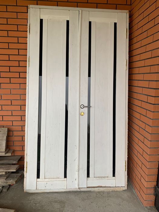 Двері з ручками , завісами та коробкою