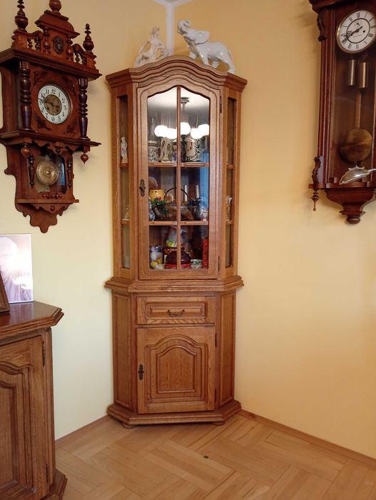 Stare meble w naturalnej okleinie dębowej - wyposażenie salonu