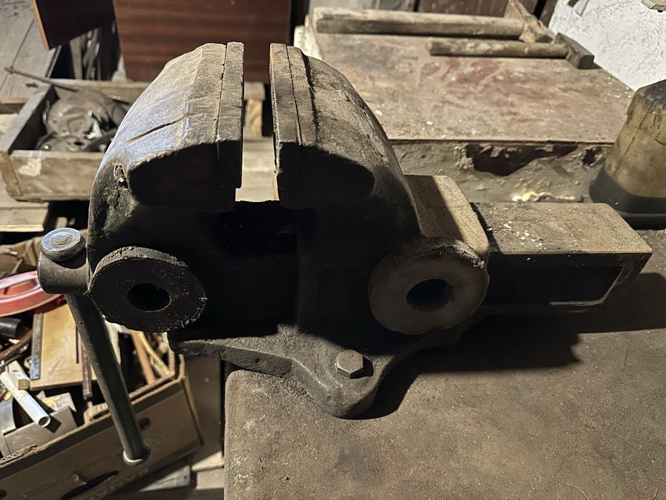 Тиски масивные, чугунные