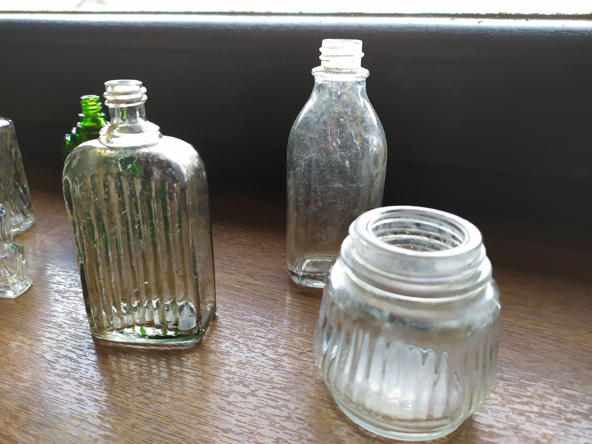 Zestaw starych szklanych i porcelanowych buteleczek po kosmetykach