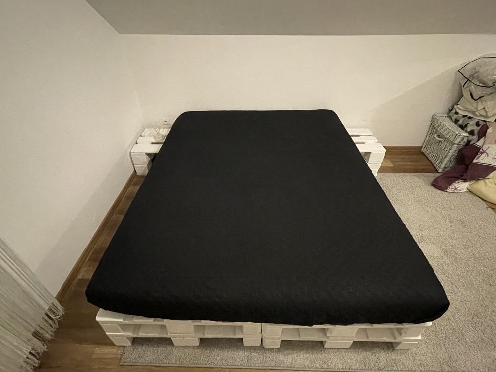 Łóżko z palet ze stolikami