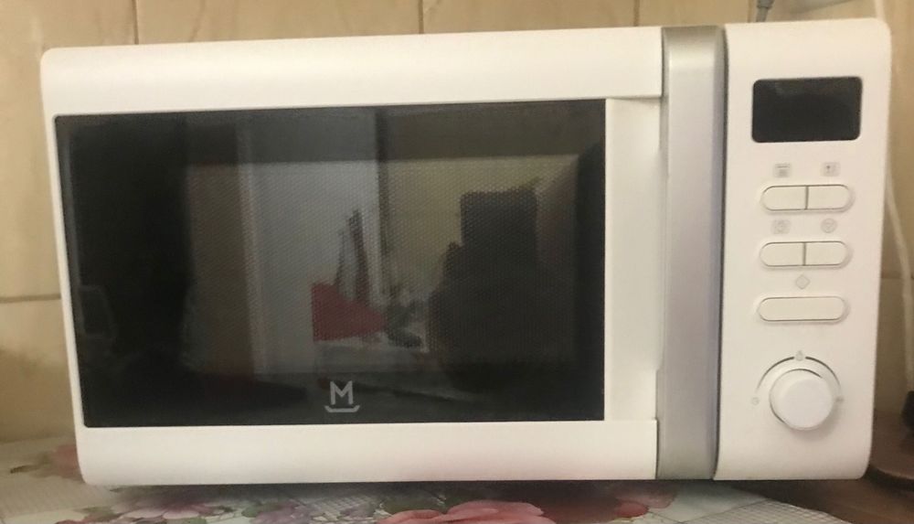 działająca kuchenka mikrofalowa