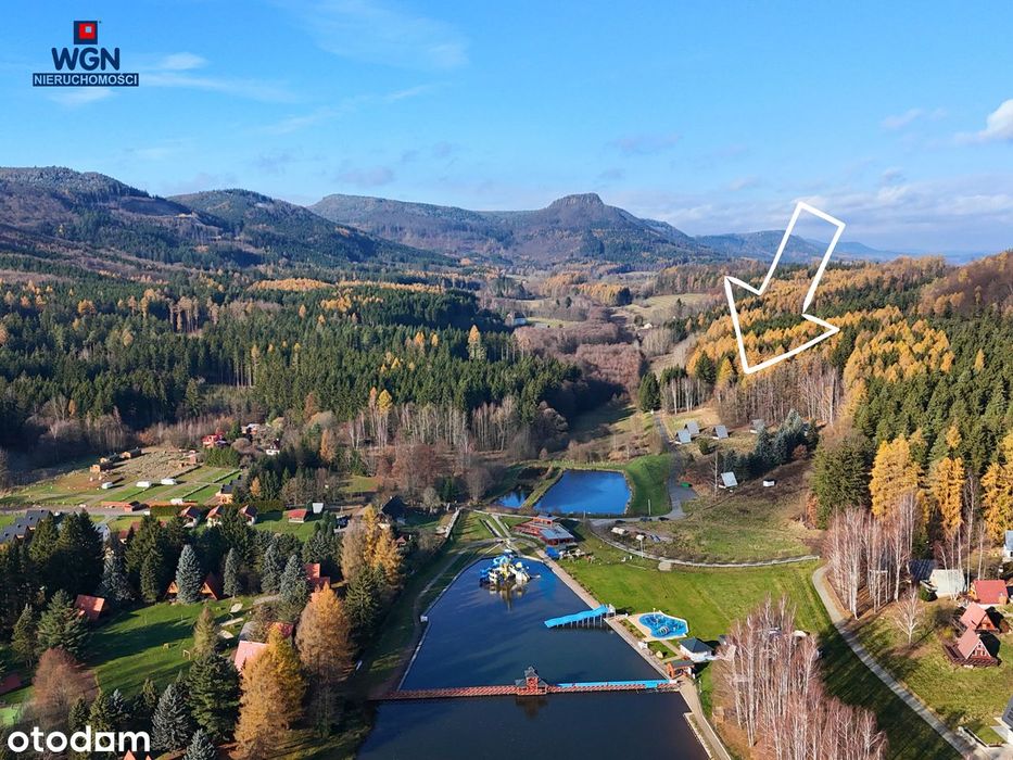 Grunt zabudowany 10-ma domkami nad jeziorem - na sprzedaż.