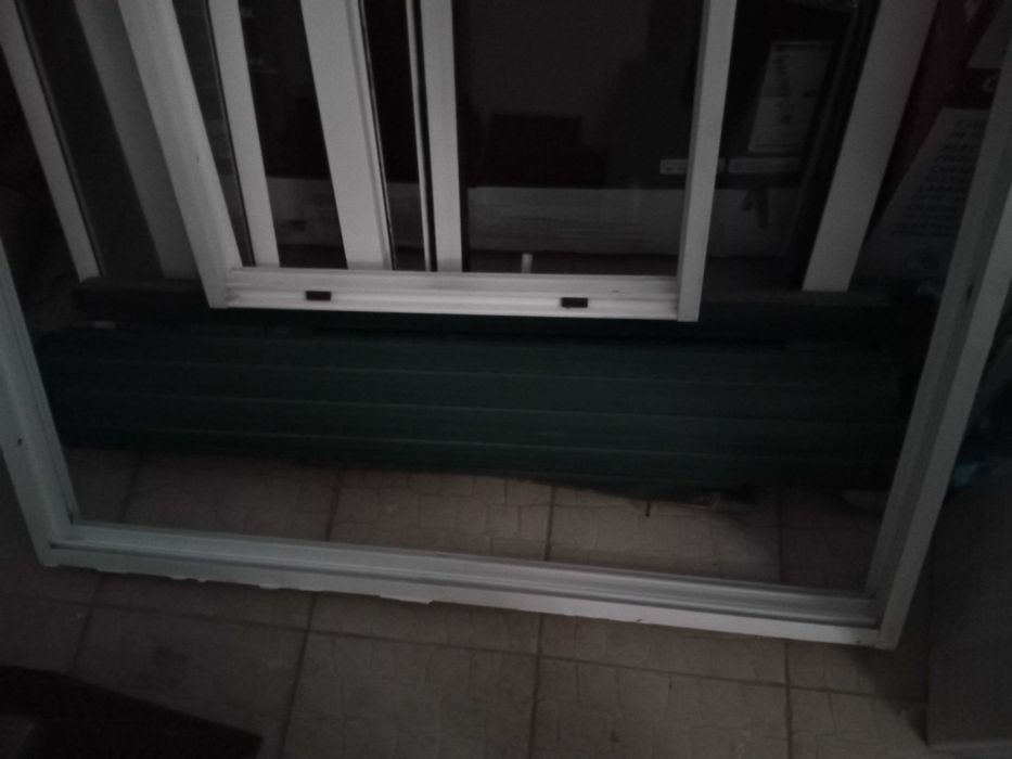 Janela com portas de correr  estore manual de embutir e rede bom preço