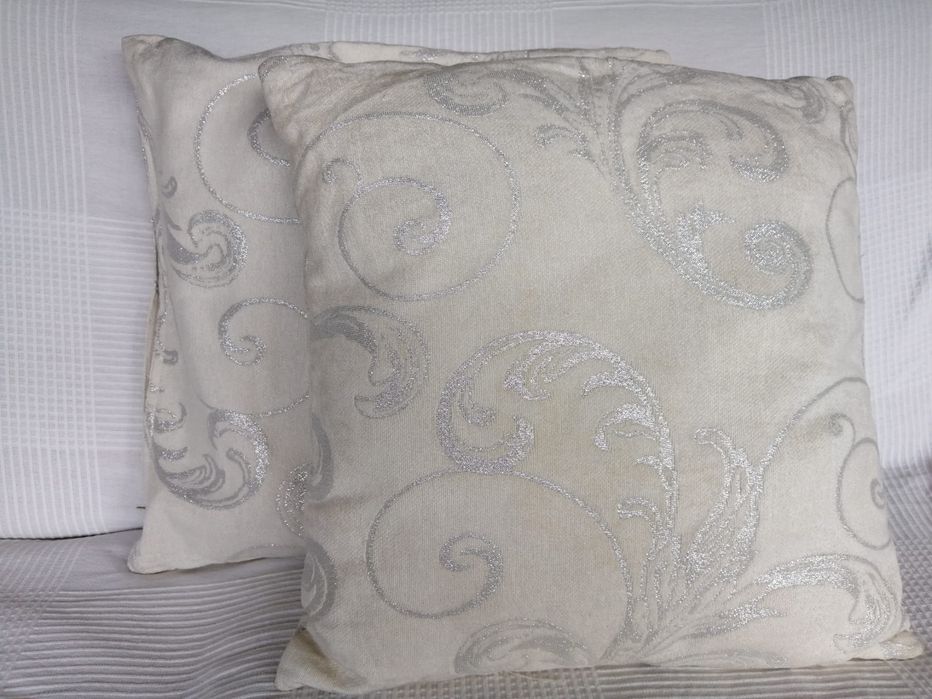Conjunto de almofadas creme com fio prata