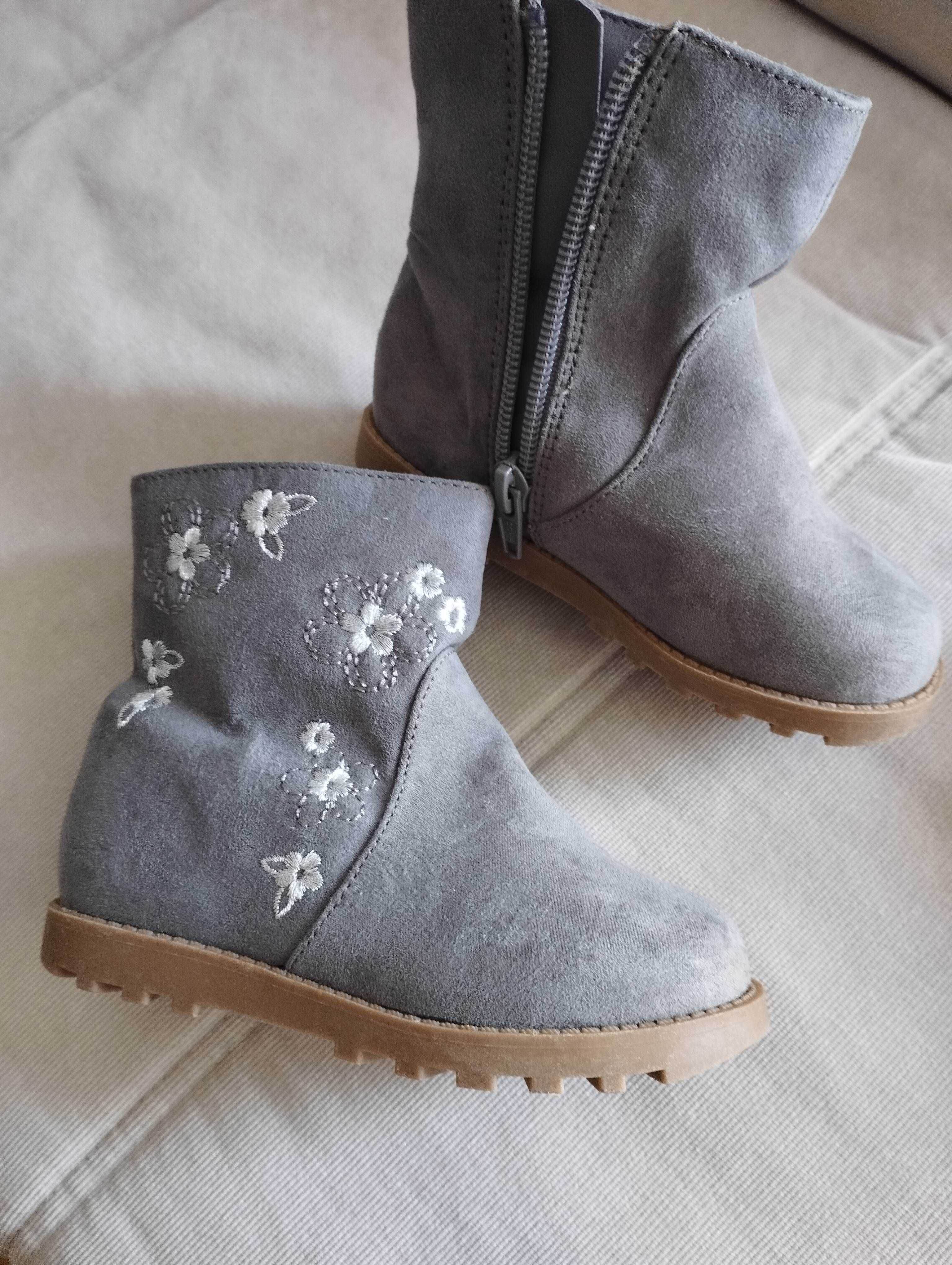 Botas com flores e sapatos "gatinha" da Primark