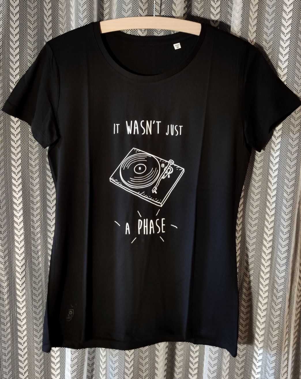 T-shirts "Não Era Apenas Uma Fase" pretas mulher