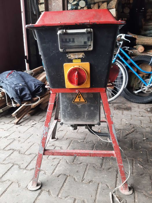 skrzynka rozdzielcza z przewodem  linka  40 mb 4 żyły 760 V