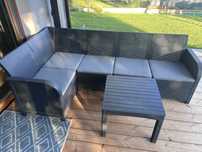 Pergola tarasowa ze scianami z materialu  3m / 4m z meblami ogrodowymi