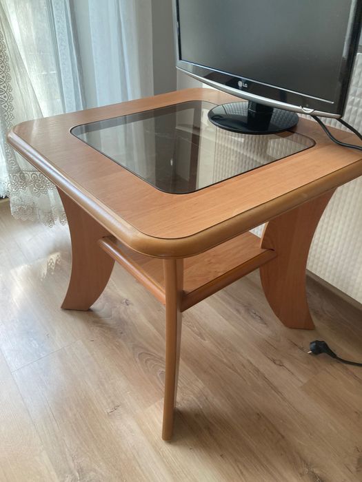 Oddam za darmo biurko, stolik nocny oraz stolik kawowy.