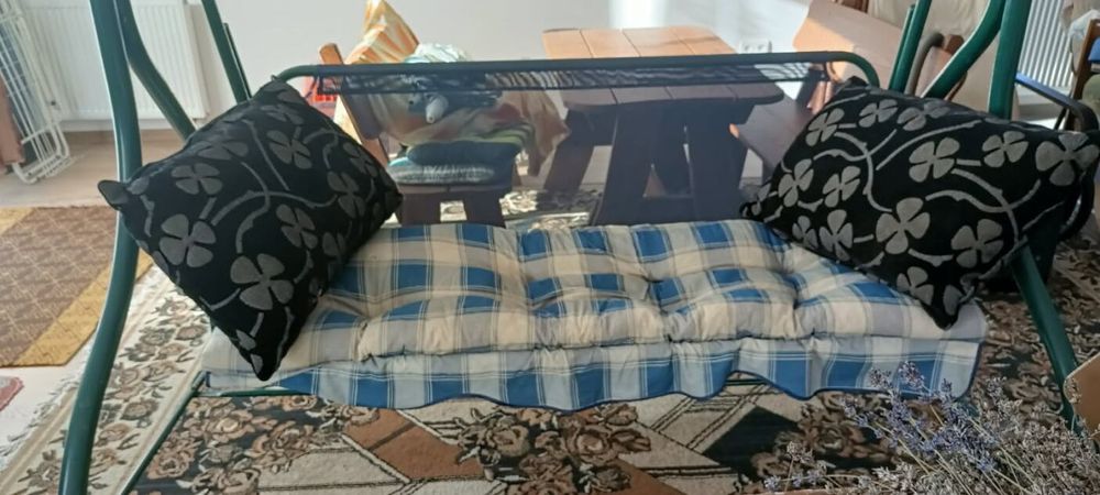 Huśtawka ogrodowa 3 osobowa z materacem stalowa konstrukcja zielona