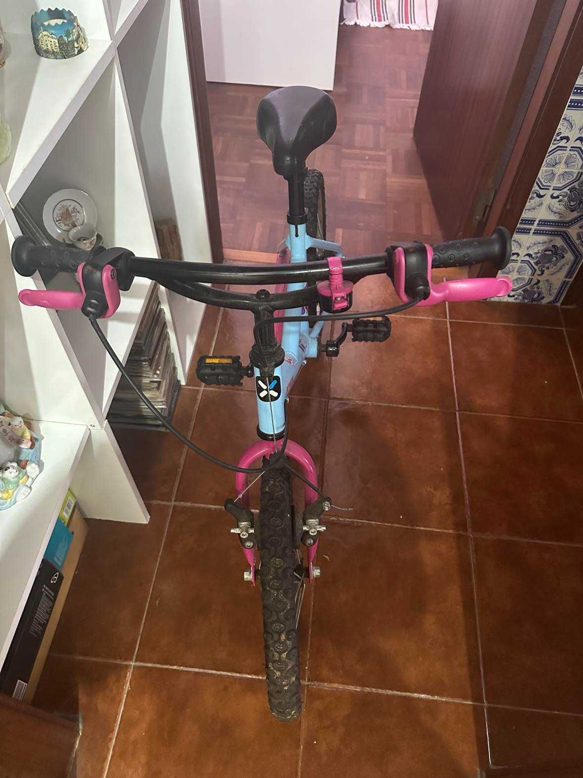 Bicicleta e capacete de Menina Ler descrição