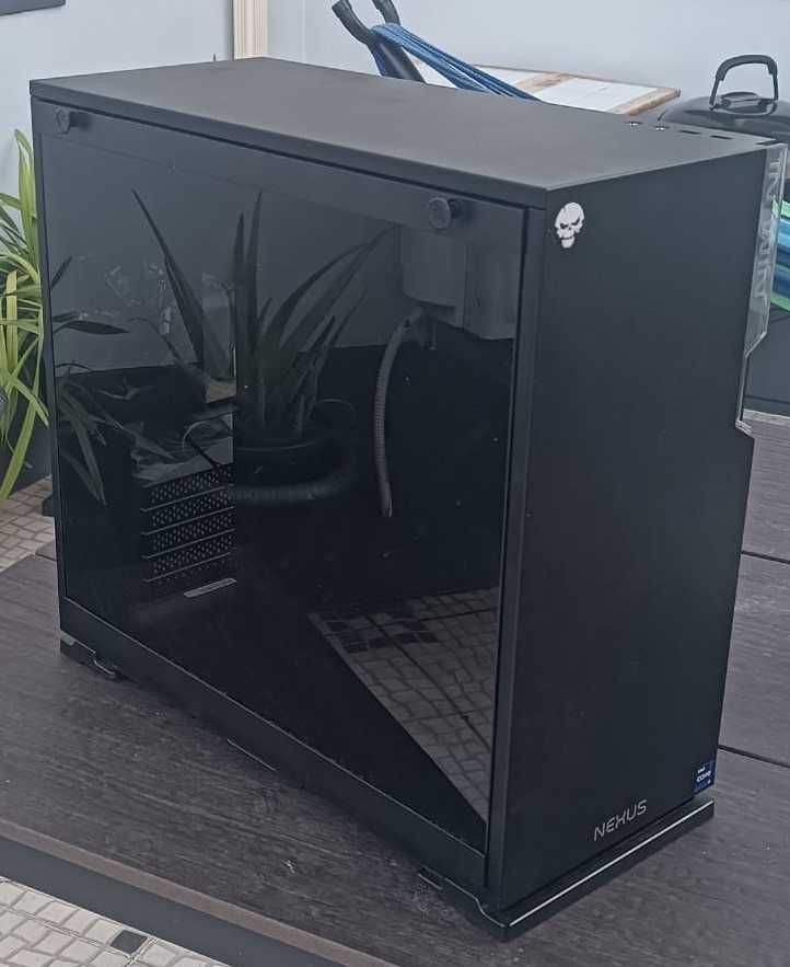 Caixa de PC - Torre Midi com excelente refrigeração e design elegante