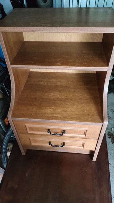 Drewniana szafka z szufladami