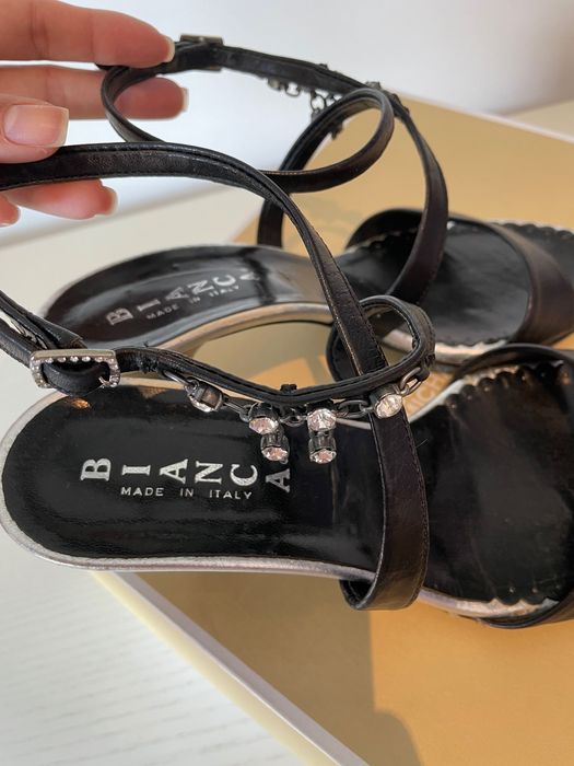 Sandálias pretas em pele genuína da Bianca - tamanho 37