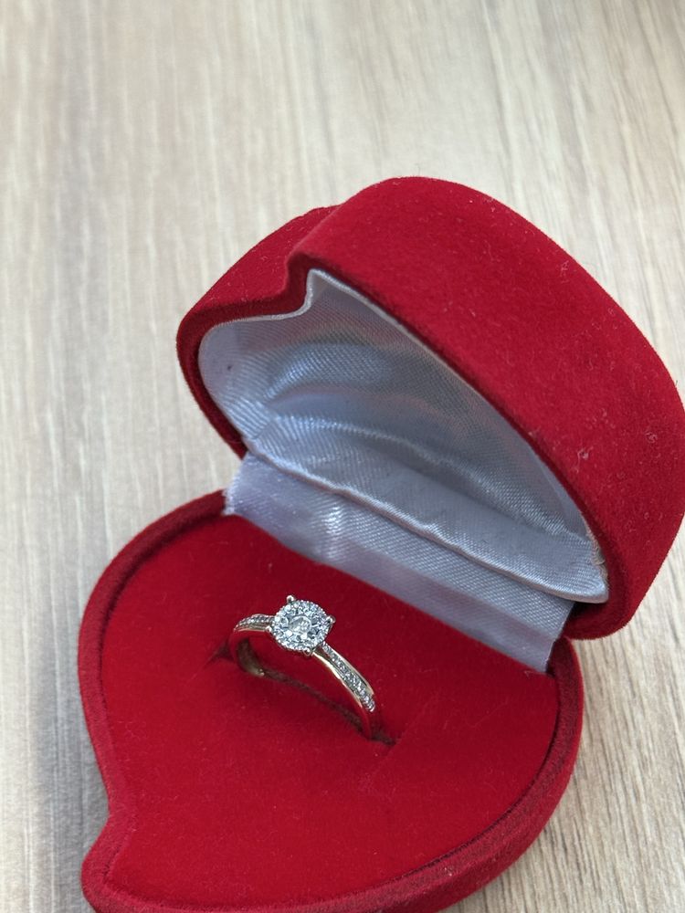 Pierścionek zaręczynowy z brylantem-diamenty