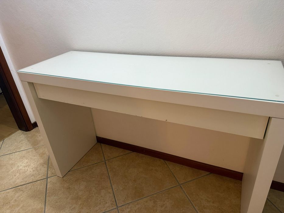 Tocador com tampa de vidro e gaveta para acessórios