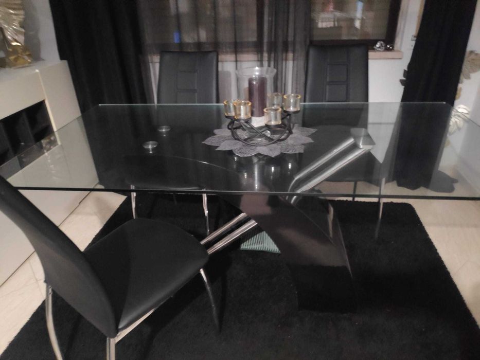 Mesa de jantar em vidro com pés metálicos