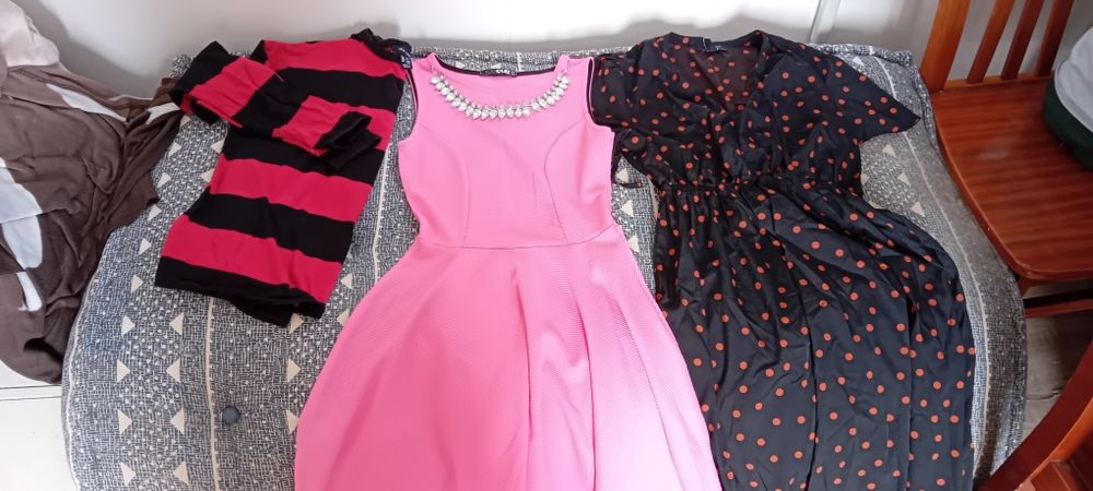 Lote roupa senhora 7 sacos com blusas, t-shirts, vestido, tops, calças