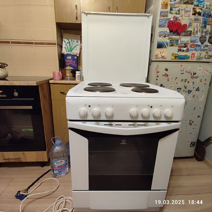 Плита электрическая б/у Indesit