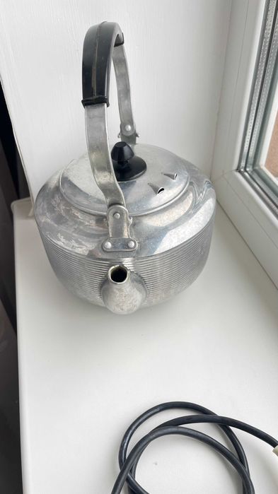 Алюмінєвий чайник електричний часів СССР