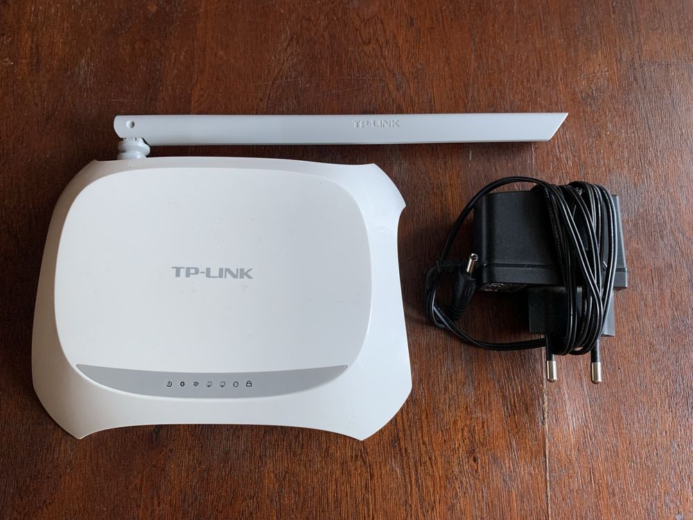 Роутер TP-Link з блоком живлення