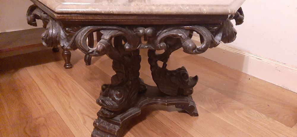 Mesa de madeira entalhada com tampo de mármore