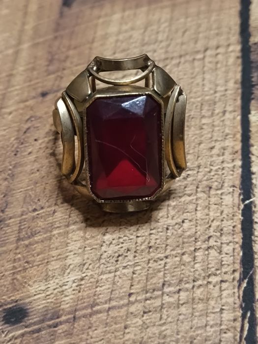 Duży stary pierścień PRL . Miedziak ,tombak z czerwonym oczkiem. Vinta