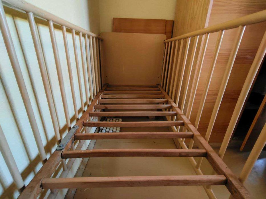 Дитяче ліжечко, комбіноване. Передня решітка опускається.