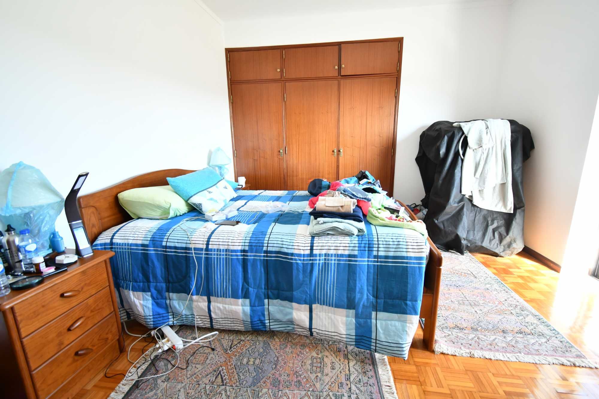 Cama de casal com colchão e 02 mesas de cabeira