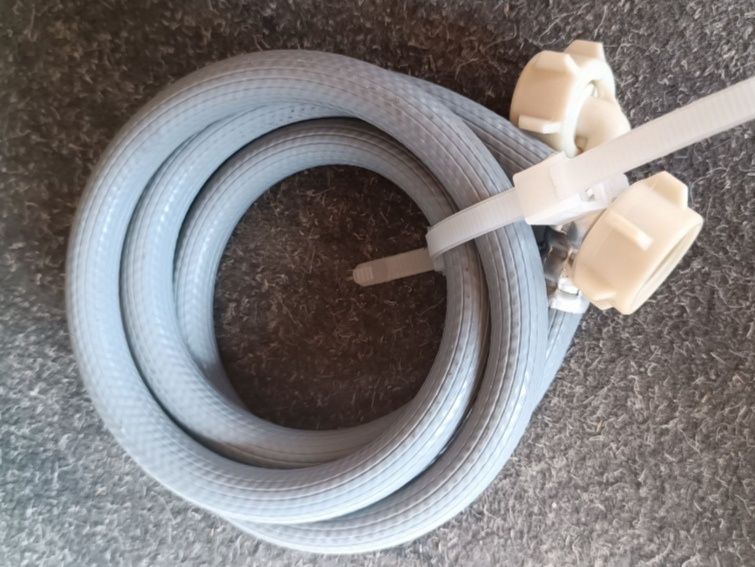 Шланг для підключення пральної або посудомийної машини.