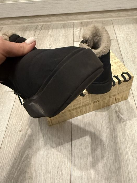 Чоботи на дівчинку  уггі на хутрі Zara 30