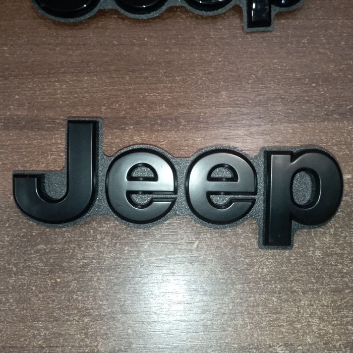 Емблема кришки багажника Jeep Grand Cherokee WK2