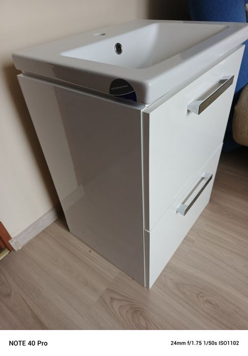 Szafka wisząca do łazienki wraz z umywalką.