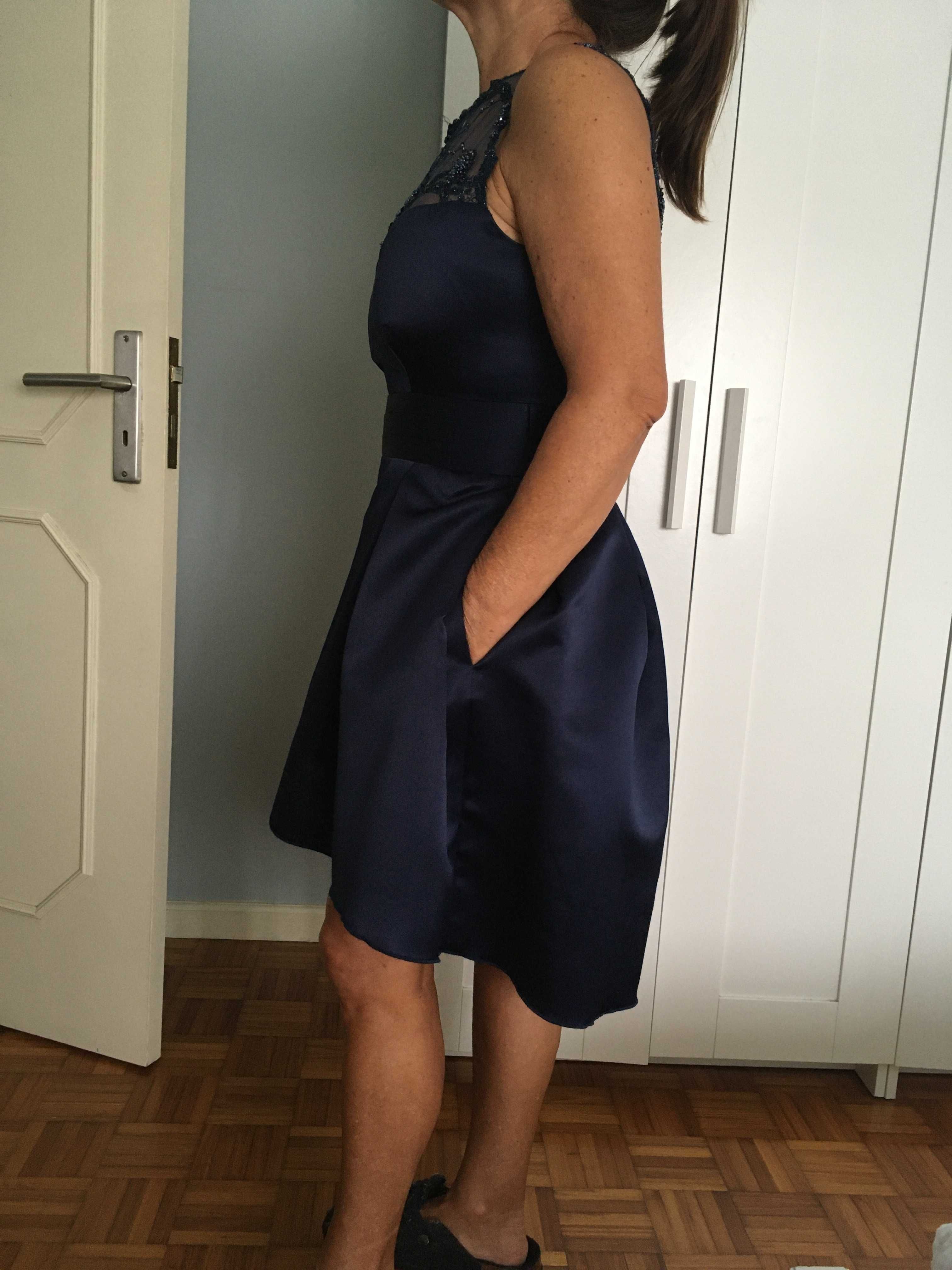 Vestido de cerimónia azul de seda e renda de qualidade.