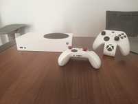 Xbox Series S + 2 pady