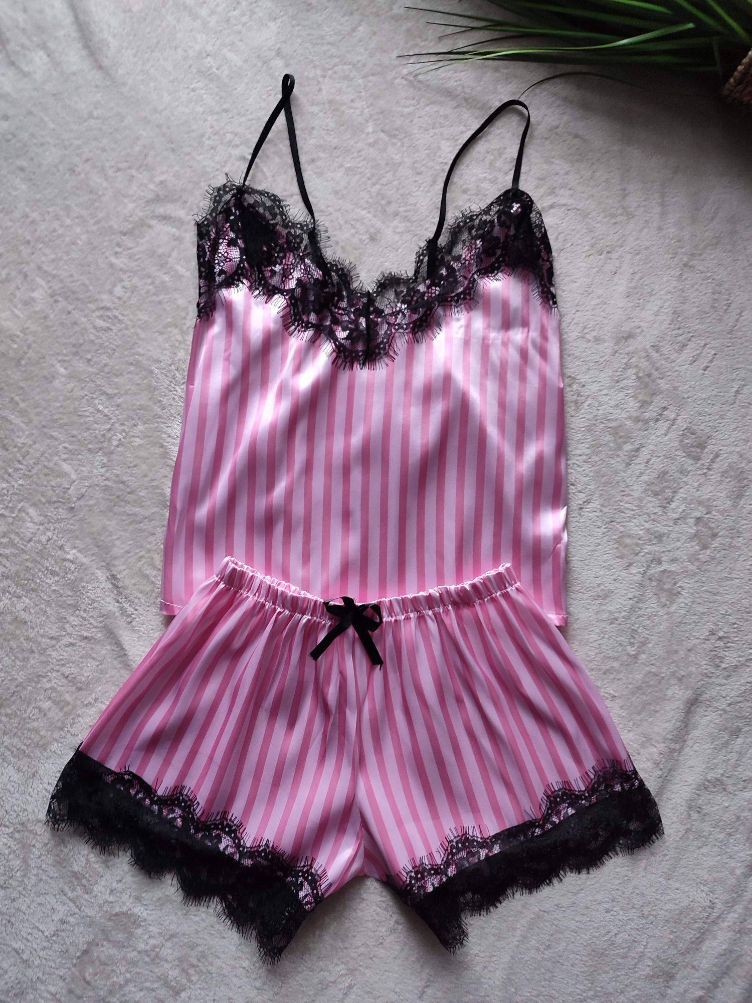 Satynowa różowa dwuczęściowa piżama damska z czarną koronką S/M