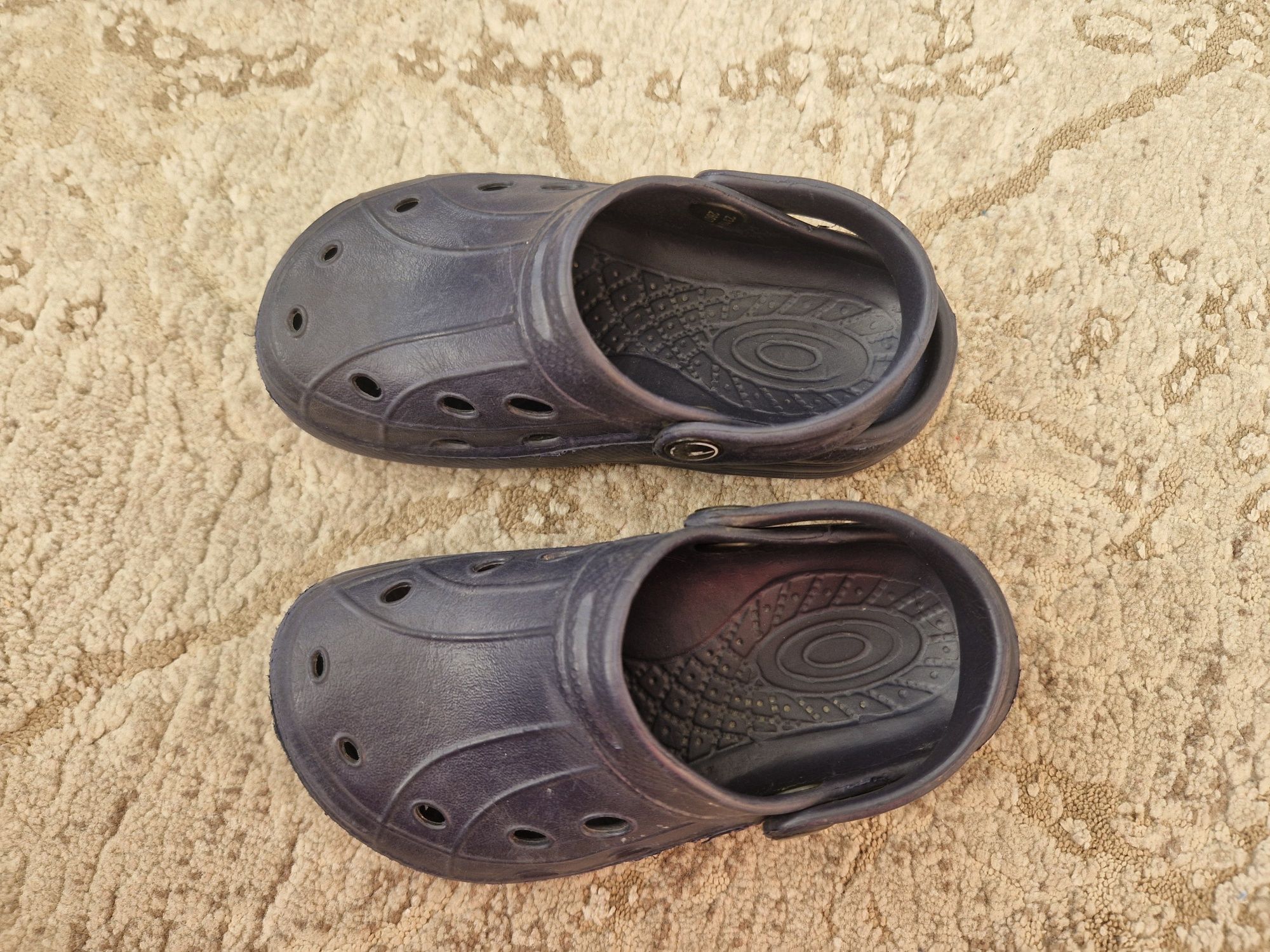 Crocsy granatowe 25